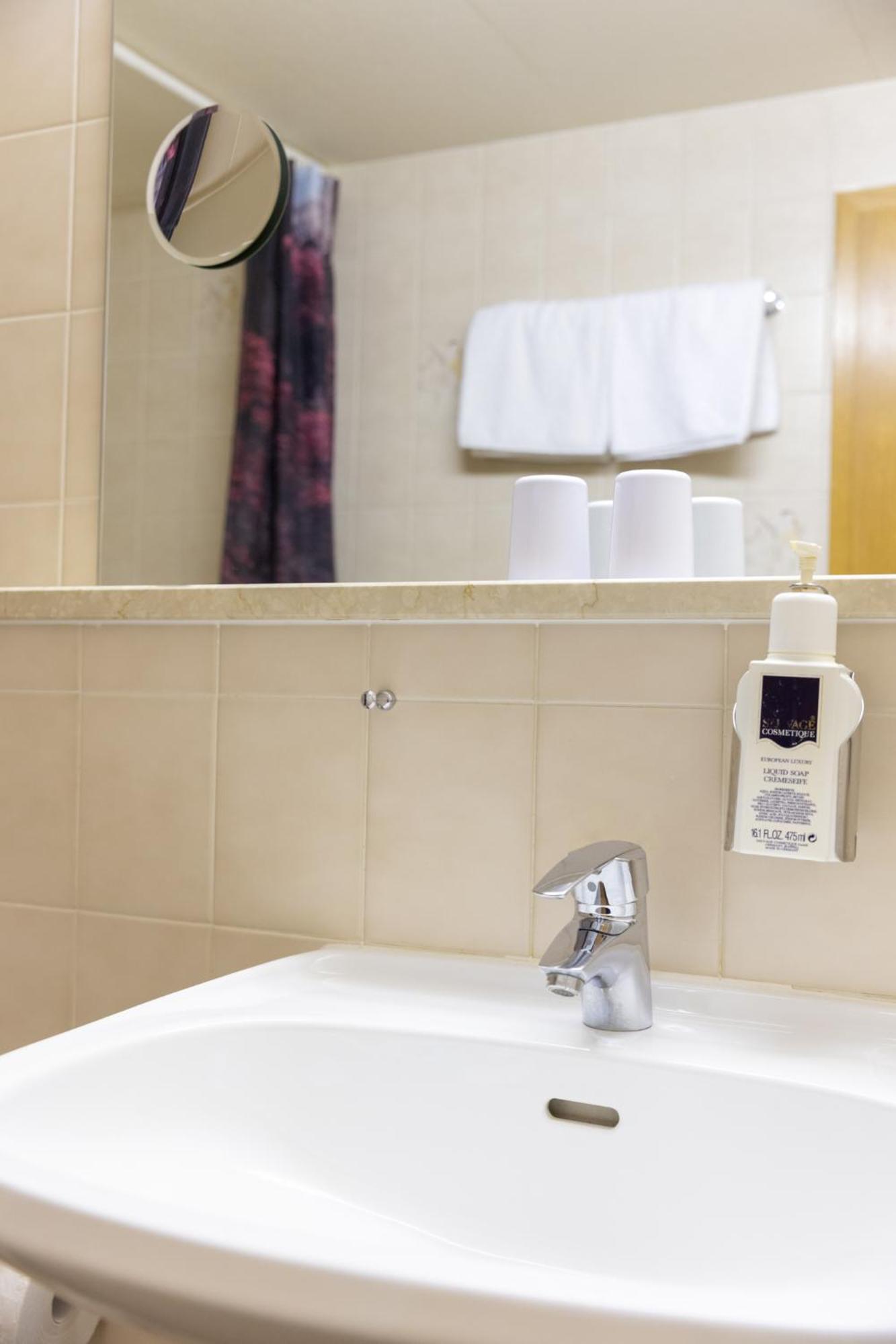 Akzent Hotel Meerfraeulein Wemding Bagian luar foto